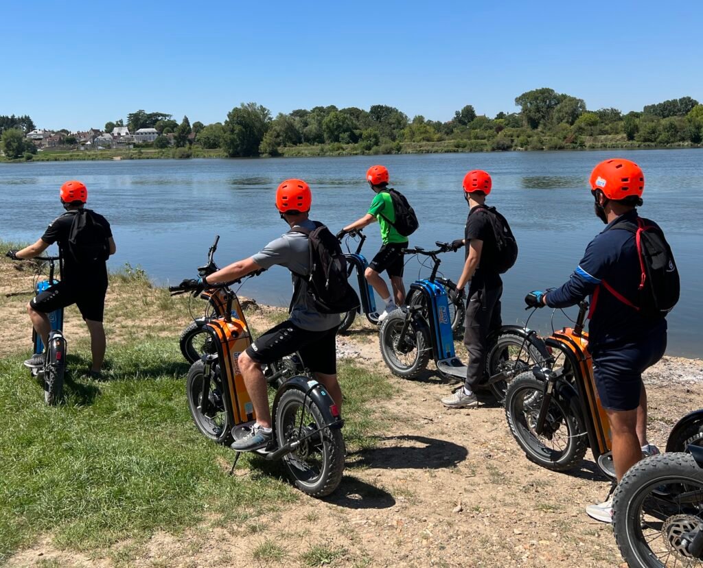 La Petite Échappée 1 Groupe en trottinette électrique au bord de la Loire - La Petite Échappée