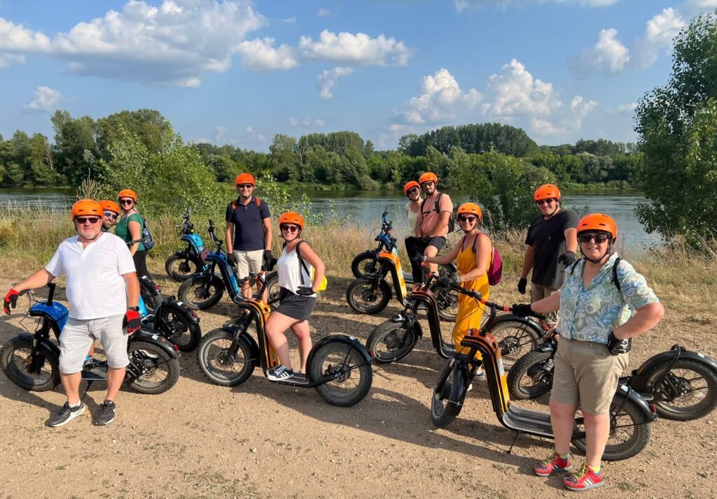 La Petite Échappée 4 Photo de groupe en trottinette électrique tout-terrain face au fleuve
