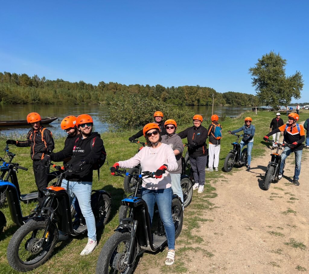 La Petite Échappée 3 Groupe de participants en trottinette électrique le long des rives de la Loire